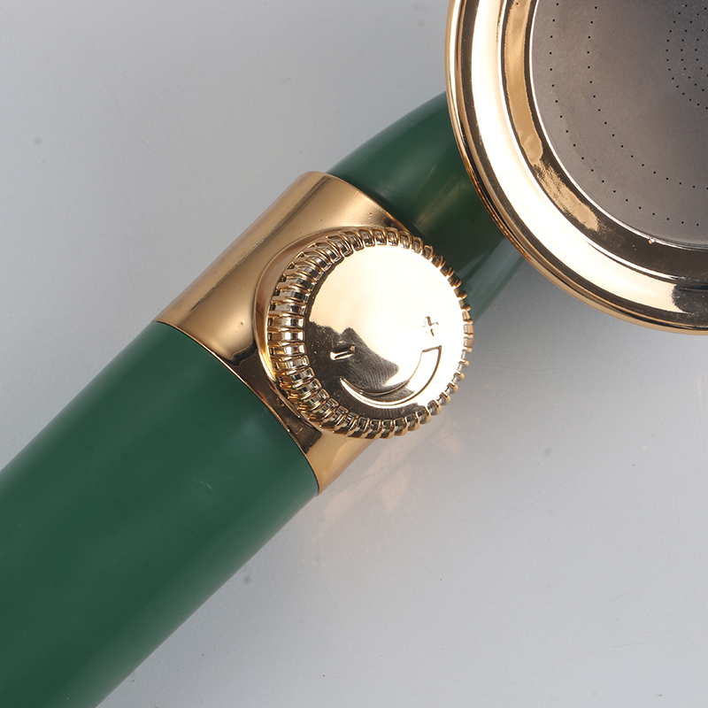 Flödande mörkgrön dusch