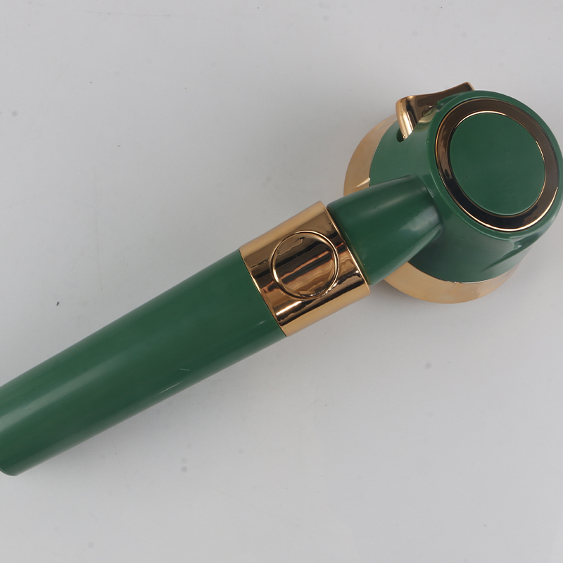 Flödande mörkgrön dusch